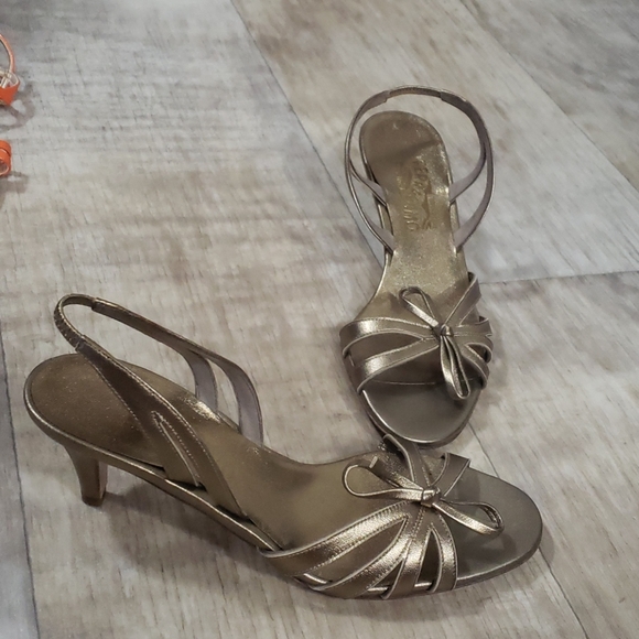 Salvatore Ferragamo 2" heel, gold 8N - Picture 1 of 3